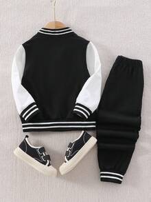 SHEIN Genkimix Kids 2 件套年轻男孩学院风服装 - 黑色针织上衣，白色袖片和大字母 A 印花，搭配同色印花运动裤，罗纹领、袖口和下摆，松紧腰身，穿着舒适，休闲运动外观，适合春秋季节、日常穿着、上学、旅行、度假、放松、日光浴、夏季 - 黑色 - 查看 2