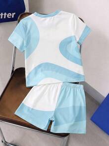 SHEIN Streecool Kids 返校季休閒度假運動風不規則條紋印花男童幼兒2件套可愛運動休閒度假椰子樹標語印花短袖圓領T恤與短褲套裝，適合夏季日常休閒穿著，適合假期海灘度假，適合夏季穿著的兒童套裝 - 彩色 - 查看 2