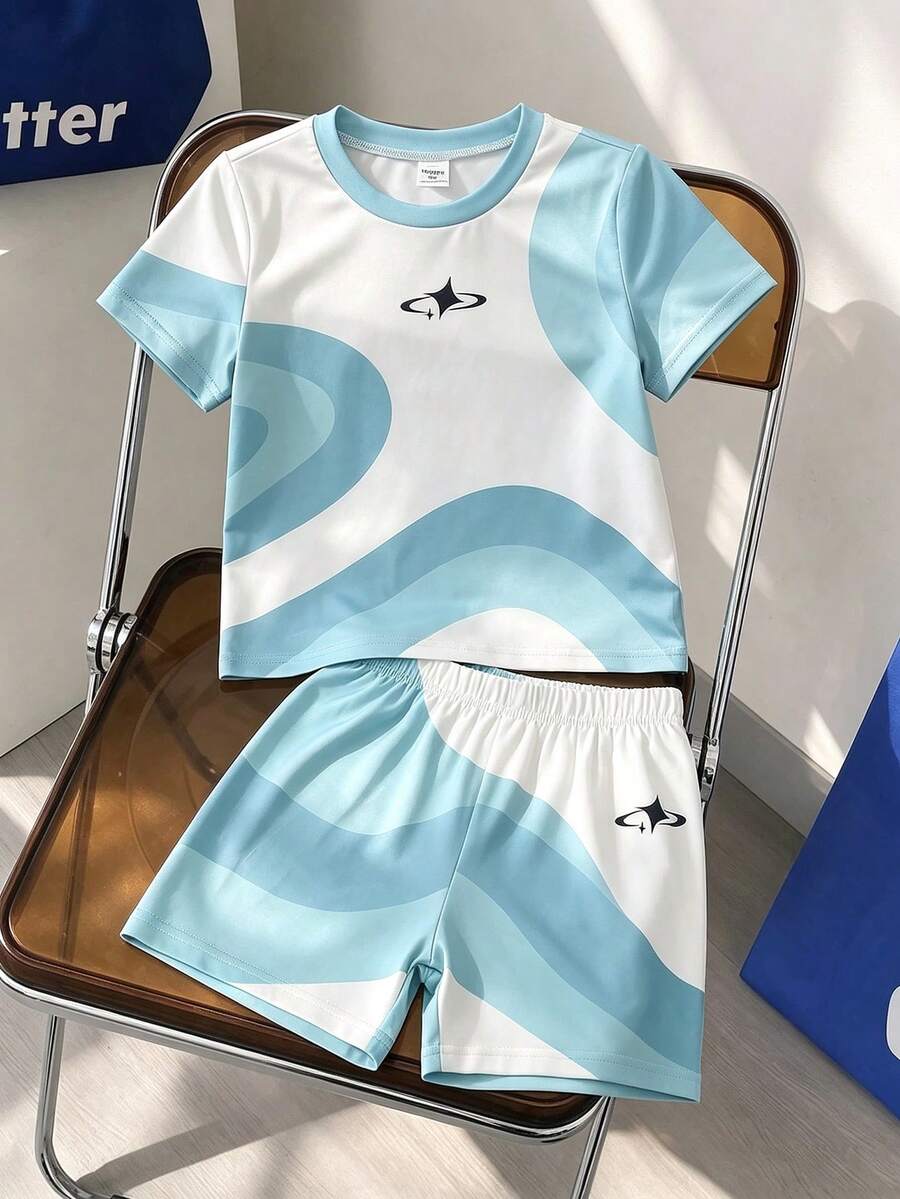 SHEIN Streecool Kids 返校季休閒度假運動風不規則條紋印花男童幼兒2件套可愛運動休閒度假椰子樹標語印花短袖圓領T恤與短褲套裝，適合夏季日常休閒穿著，適合假期海灘度假，適合夏季穿著的兒童套裝 - 彩色 - 查看 1
