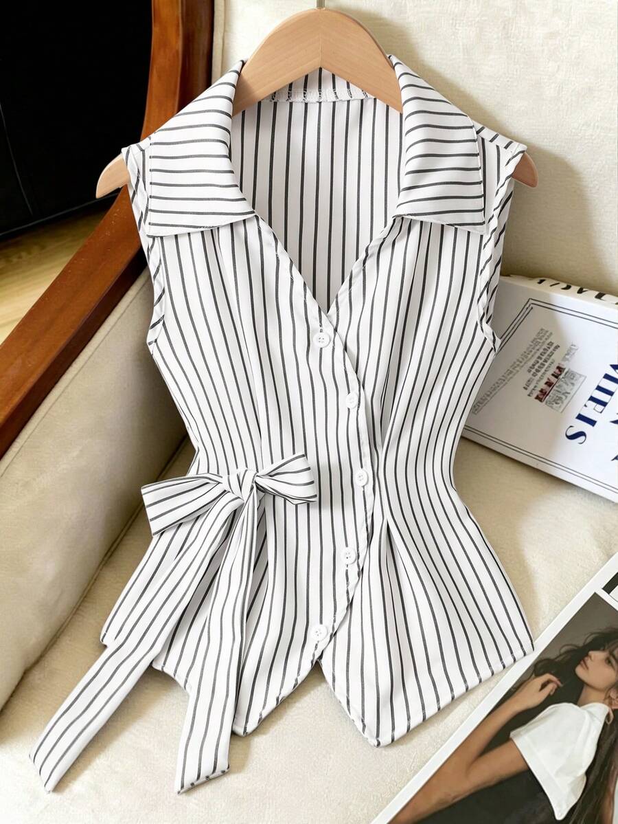 SHEIN 少女經典黑白直條紋數位印花布料襯衫,平滑垂墜且抗皺,翻領搭配不對稱鈕扣設計,側面配有同色布料繫帶,不對稱下擺修飾身形,無袖款式展現清新俐落感,適合通勤與日常穿著,可單穿或疊穿於長袖內層,簡約優雅 - 黑與白 - 查看 1