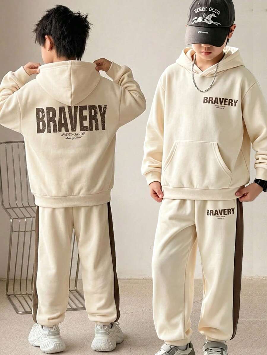 SHEIN 男童秋季新款休閒運動兩件套,字母印花連帽衫與運動長褲套裝,時尚百搭寬鬆拼色條紋長褲,校園運動風 - 卡其色 - 查看 1