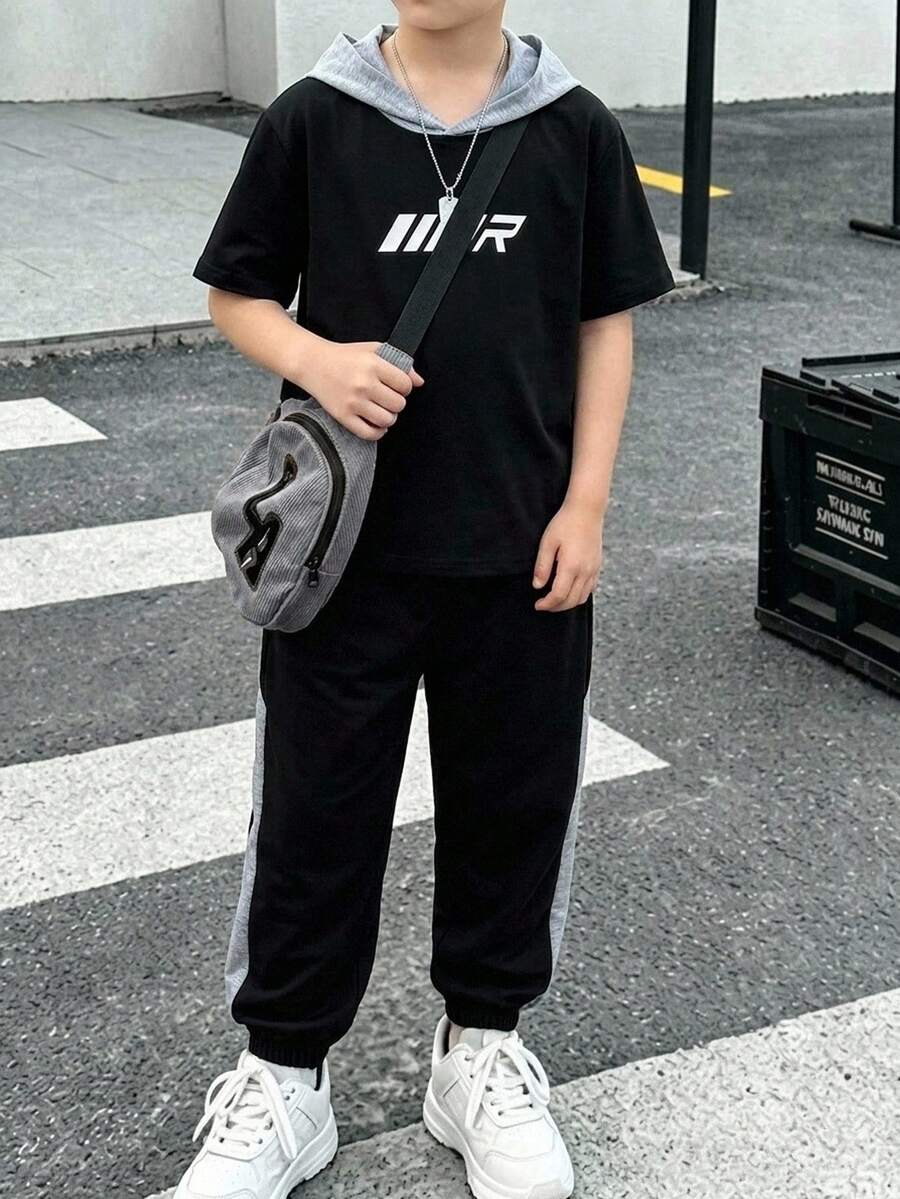 SHEIN 2件組兒童青少年男童休閒運動百搭拼色連帽短袖套頭上衣 & 慢跑長褲套裝,學院風百搭適用於居家、外出、學校、運動,夏季穿搭 - 黑色 - 查看 1