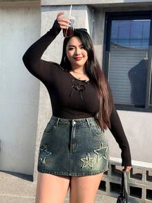 SHEIN ICON 大尺碼女款休閒日常牛仔迷你裙，附口袋、鈕扣與拼接設計 - 深色水洗藍 - 查看 4