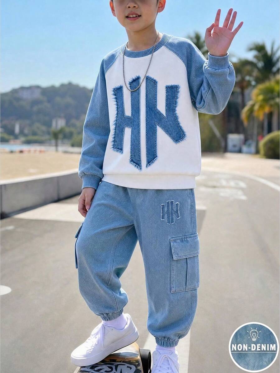 SHEIN 2件組字母復古仿丹寧HK英文標語圖案印花,對比藍白男童青少年極簡拼色數位印花,休閒街頭風百搭舒適圓領衛衣與工裝褲套裝,長袖上衣,適合四季穿著 - 彩色 - 查看 1