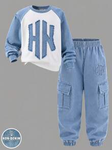 SHEIN 2件組字母復古仿丹寧HK英文標語圖案印花，對比藍白男童青少年極簡拼色數位印花，休閒街頭風百搭舒適圓領衛衣與工裝褲套裝，長袖上衣，適合四季穿著 - 彩色 - 查看 2