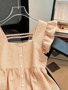 SHEIN PariChic 2026新款女款春夏系列復古學院風Y2K美學黑白格紋混紡短袖荷葉邊飾方領全開襟上衣，可調節交叉後背帶、荷葉邊收腰修身顯瘦版型，透氣輕盈柔軟舒適面料，時尚柔美上衣，適合休閒日常、夏季度假、週末出遊、海邊散步、早午餐聚會、約會與街頭穿搭 - 黃色 - 查看 3