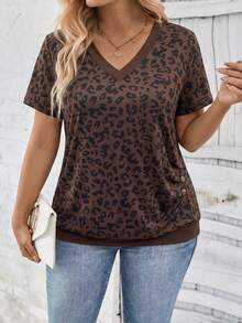 EMERY ROSE Fashionable Casual Retro Basic V-Neck Plus Size Leopard Print Color Block Hem Ruched Button Design Plus Size T-Shirt - Multicolor - View 1