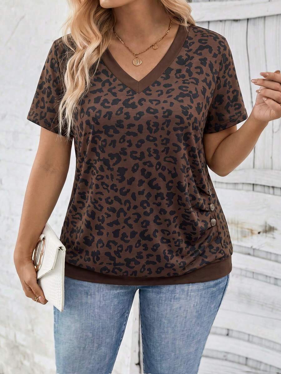EMERY ROSE Fashionable Casual Retro Basic V-Neck Plus Size Leopard Print Color Block Hem Ruched Button Design Plus Size T-Shirt - Multicolor - View 1