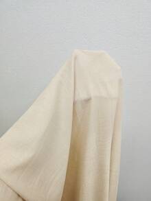 SHEIN 女款春夏慵懶質感不對稱肩設計休閒兩件套，包含寬鬆落肩短袖上衣與高腰鬆緊束口燈籠褲，同色系質感面料營造隨性氛圍，適合夏季休閒穿搭、日常通勤、休閒出遊及居家穿著，女款不對稱肩休閒兩件套，質感寬鬆套裝，不對稱設計上衣 + 束口褲，慵懶夏季套裝 - 杏色 - 查看 4