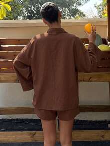 Muchica 女款夏季休閒度假鏽棕色口袋單排扣襯衫與抽繩腰短褲套裝 - 鏽棕色 - 查看 2