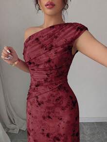 Modelyn 女款粉色花卉蝴蝶印花網紗不對稱單肩抓皺浪漫夏季優雅中長洋裝 - 酒紅色 - 查看 5