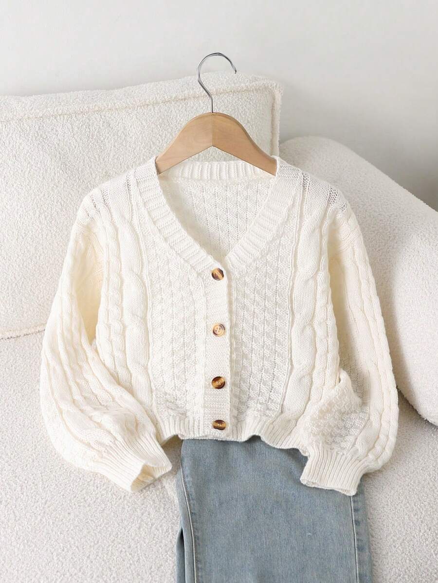 SHEIN 1件女童開襟毛衣,V領復古麻花編織單排扣設計,米色柔軟舒適風格,常規厚度,整齊下擺,緊口袖口,親膚柔軟,新穎款式,適合日常穿著、居家、學校、外出、街頭穿搭,秋冬穿搭 - 米色 - 查看 1