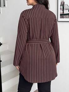 SHEIN Essnce 大尺碼女款春秋時尚休閒寬鬆舒適棕色條紋長袖V領上衣，收腰襯衫，秋季穿搭，極簡風，外出上衣，條紋上衣 - 棕色 - 查看 3