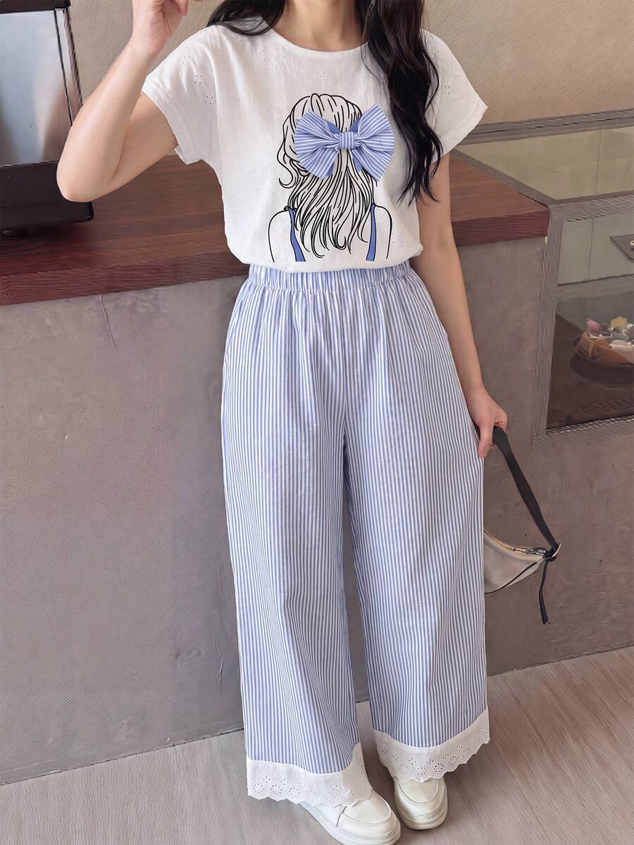 SHEIN Tween女孩休閒度假風寬鬆露肩荷葉袖人像印花裝飾圓領針織提花T恤與紋理條紋提花針織直筒褲蕾絲飾邊兩件套,白色上衣配藍色條紋褲 - 藍色 - 查看 1