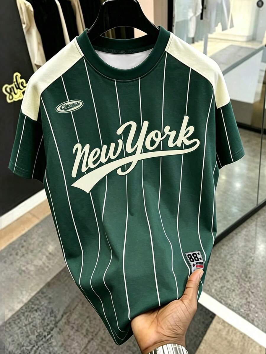 Manfinity Hypemode NewYork No.23 深綠色條紋運動T恤,男士經典學院風休閒運動條紋短袖T恤,中性學院風休閒T恤 - 彩色 - 查看 1