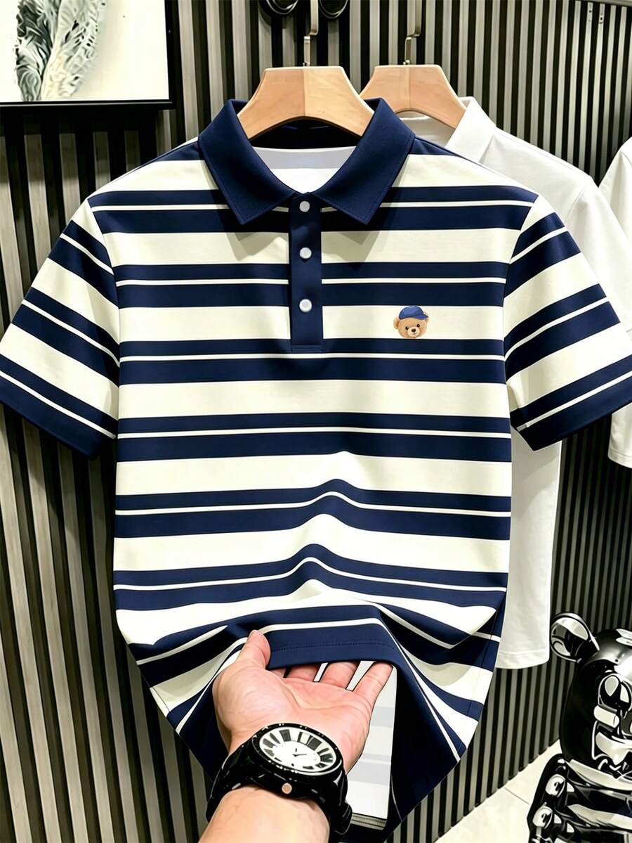 Manfinity Hypemode 男士對比海軍藍與白色條紋 Polo 衫，胸前熊圖案，休閒短袖 Polo 衫 - 彩色 - 查看 1