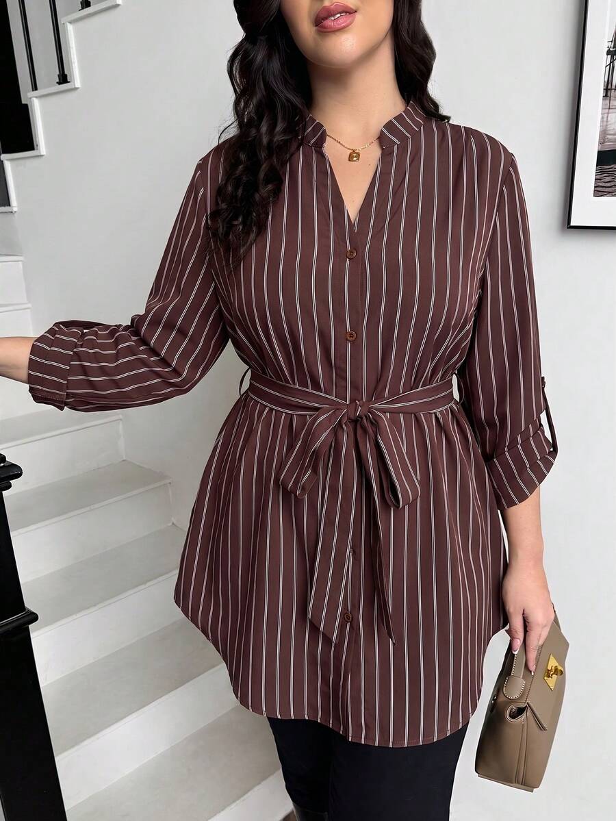 SHEIN Essnce 大尺碼女款春秋時尚休閒寬鬆舒適棕色條紋長袖V領上衣，收腰襯衫，秋季穿搭，極簡風，外出上衣，條紋上衣