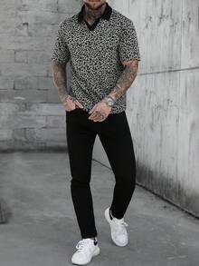 Manfinity CasualCool 男士短袖豹紋撞色V領 Polo 衫，適合外出與派對穿著 - 彩色 - 查看 3