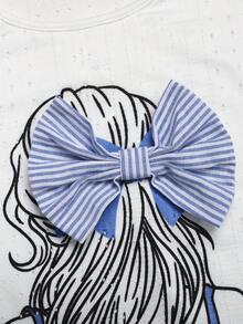 SHEIN Tween女孩休閒度假風寬鬆露肩荷葉袖人像印花裝飾圓領針織提花T恤與紋理條紋提花針織直筒褲蕾絲飾邊兩件套，白色上衣配藍色條紋褲 - 藍色 - 查看 5