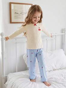 SHEIN Genkimix Kids 女童櫻桃圖案蝴蝶結裝飾長袖上衣與長褲休閒居家睡衣套裝 - 淺藍色 - 查看 7