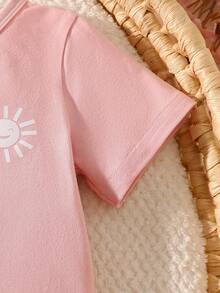 SHEIN Playful Pals 2件套嬰兒/幼兒女童甜美優雅可愛風春夏新款 粉色小太陽圖案圓領短袖上衣 + 粉白條紋長褲，柔軟舒適面料，適合日常穿著或戶外活動 - 粉色 - 查看 8