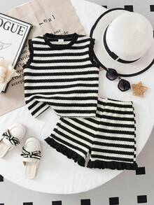 SHEIN Vintaside Kids 2件裝少女條紋針織提花寬鬆背心與短褲套裝，適合日常休閒、度假、運動、旅行、夏季，紅白寬條紋，經典吸睛；無袖上衣配荷葉邊袖口，甜美又酷；短褲同樣為同色條紋，配紅色荷葉邊下擺，呼應上衣細節。寬鬆舒適不悶熱，充滿活力的春夏出遊穿搭~ - 黑與白 - 查看 3