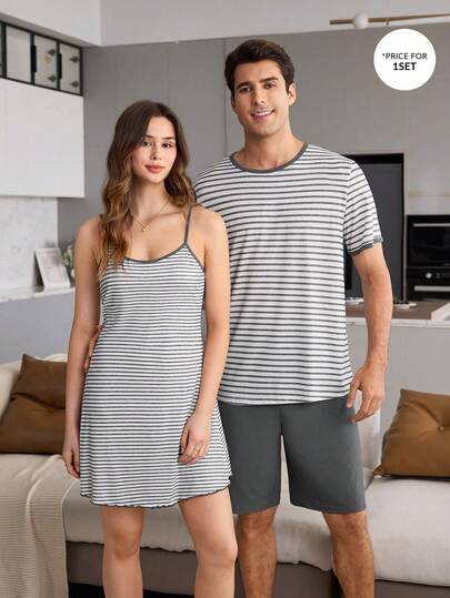 CoupledUp Conjunto Masculino de Manga Curta e Shorts em Tecido de Malha Canelada de Seda Gelada, Macio e Confortável, com Estampa Listrada em Efeito Tie-Dye, Gola Redonda com Acabamento Contrastante Cinza, Estilo Minimalista, Versátil e Casual para Casa e Uso Externo, para Casal