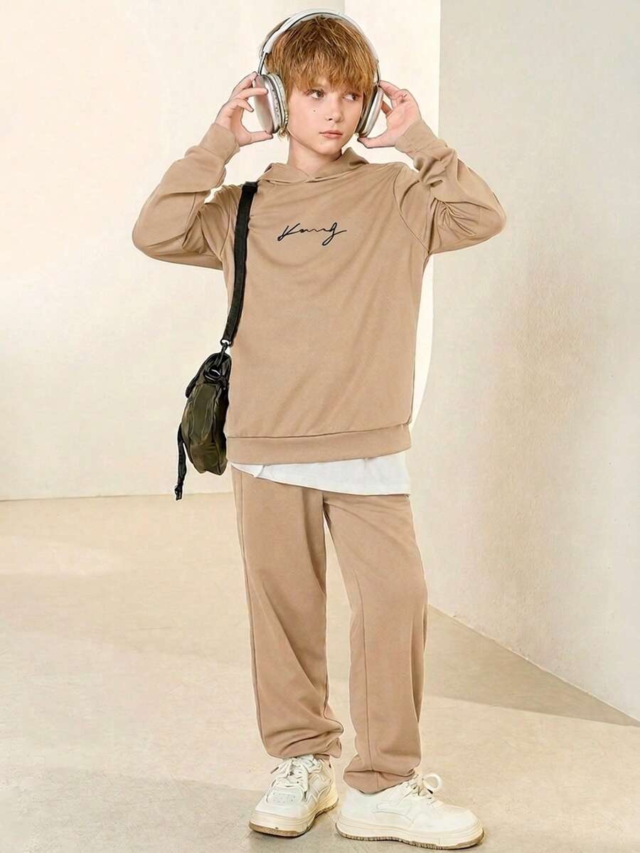 SHEIN 青少年男孩字母印花長袖衛衣與運動長褲休閒日常兩件套 - 卡其色 - 查看 1