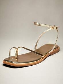 SHUZIA #UrbanLuxe Sandalias planas con tira de tobillo y anillo para el dedo del pie, con correa de TPU chapada en oro para mujer - Elegante, minimalista y lujoso estilo de uso diario. - Dorado - Ver 5