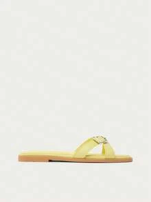 Nöista Sandalia plana minimalista con correas cruzadas, detalle de hebilla de metal pulido, punta cuadrada y plantilla acolchada en acabado amarillo suave. - Amarillo - Ver 7