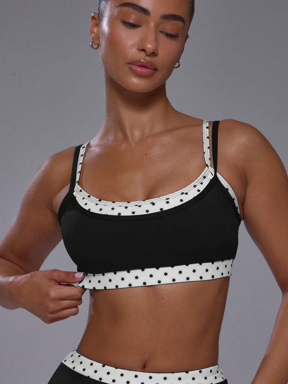 Doppellagiges Kontrastfarben Blau Polka Dot Rundhalsausschnitt Träger Verstellbarer Sport-BH Koord Top Nur Sport Workout Fitnessstudio Niedlich Pilates Fitness Alltag
