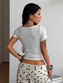 Coolane 女款夏季 Y2K 極簡街頭風基礎修身束腰上衣彈性黑白 V 領 T-shirt 2件組 - 黑與白 - 查看 6