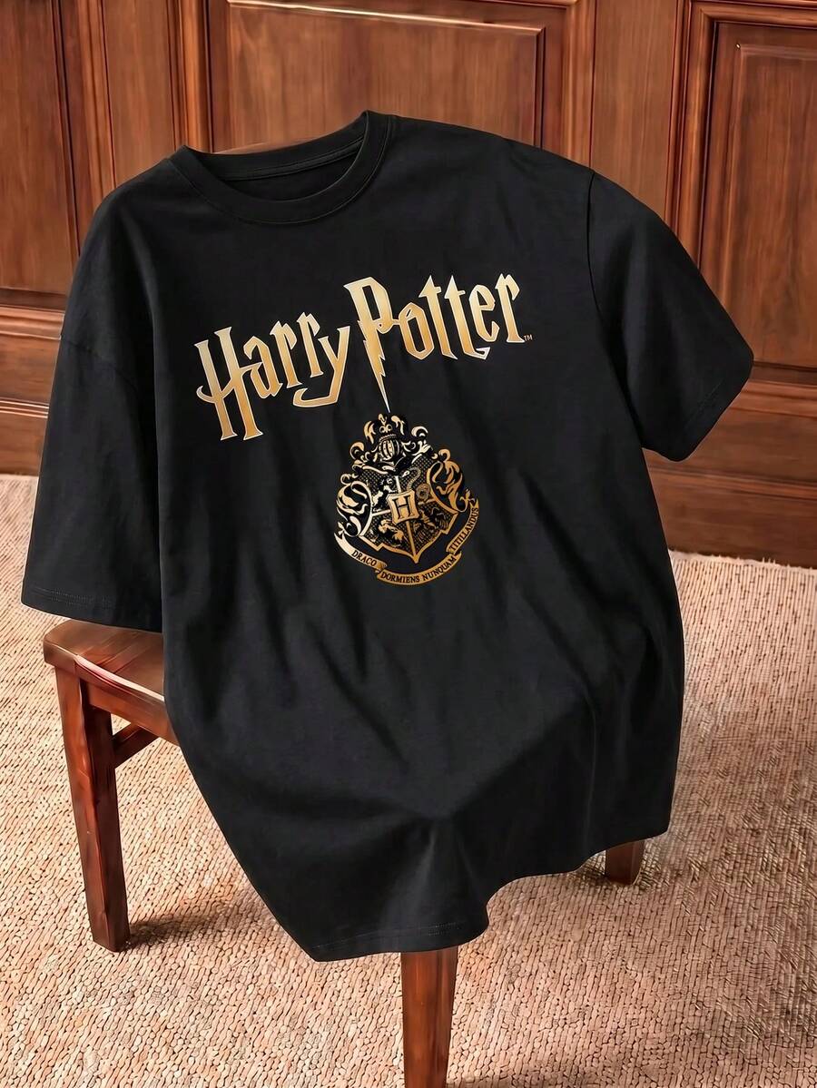 HARRY POTTER X SHEIN تي شيرت نسائية بياقة طاقم وأكمام قصيرة بقصّة فضفاضة مناسبة للصيف - الأسود - مشاهدة 1