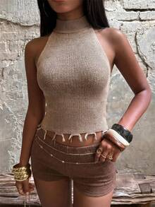 SHEIN BAE كنزة نسائية محبوكة مضلعة برقبة هالتر ونصف عالية بدون أكمام مع شرابات مزينة بالهدب وقصة قصيرة تكشف الخصر بقصة ضيقة - بني مخاوي - مشاهدة 5