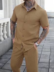 Manfinity Homme 純色紋理條紋休閒度假短袖襯衫與長褲兩件套 - 卡其色 - 查看 6