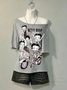 Attitoon Betty Boop x SHEIN 休閒極簡復古龐克 Y2K 百搭派對黑白斑駁機車英文字母印花女款露肩落肩短袖寬鬆 T 恤，音樂節哥德風夏季出遊穿搭 - 彩色 - 查看 5