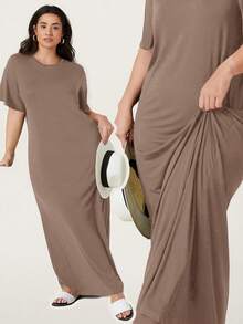 SHEIN BASICS 大尺碼女款純色圓領短袖休閒洋裝 - 咖啡棕 - 查看 1