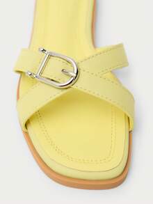 Nöista Sandalia plana minimalista con correas cruzadas, detalle de hebilla de metal pulido, punta cuadrada y plantilla acolchada en acabado amarillo suave. - Amarillo - Ver 8