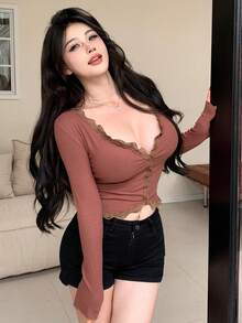 DAZY 女款對比蕾絲單排扣長袖T恤外穿上衣，秋季服飾，返校穿搭短版上衣 - 紅木色 - 查看 3