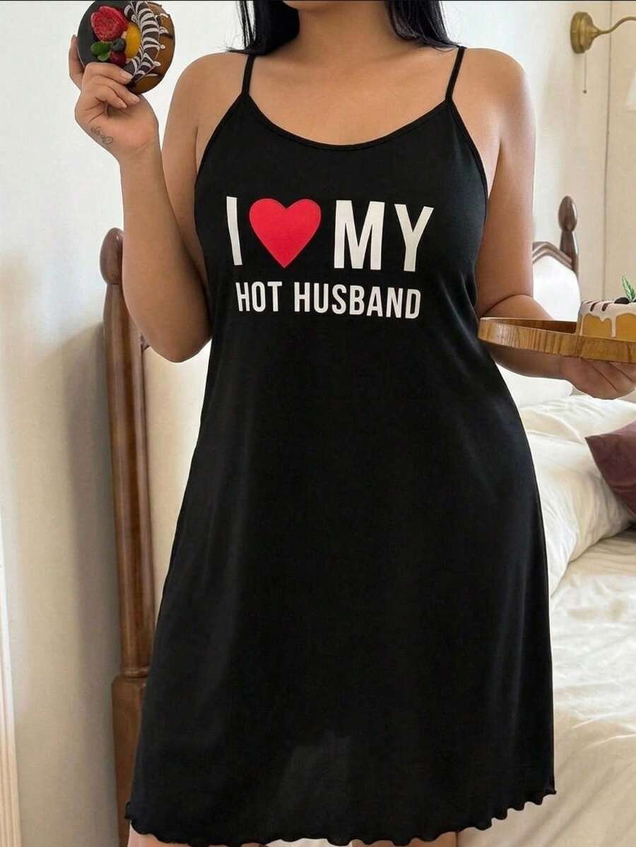 SHEIN 加大码纯色针织吊带睡袍,带心形和字母印花,合身女士睡裙短款睡裙可爱睡裙 - 黑色 - 查看 1