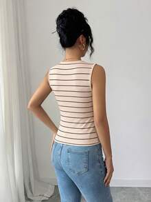Selianne 女款春夏時尚優雅修身條紋不對稱金屬裝飾背心，適合日常通勤與旅行穿搭 - 杏色 - 查看 2