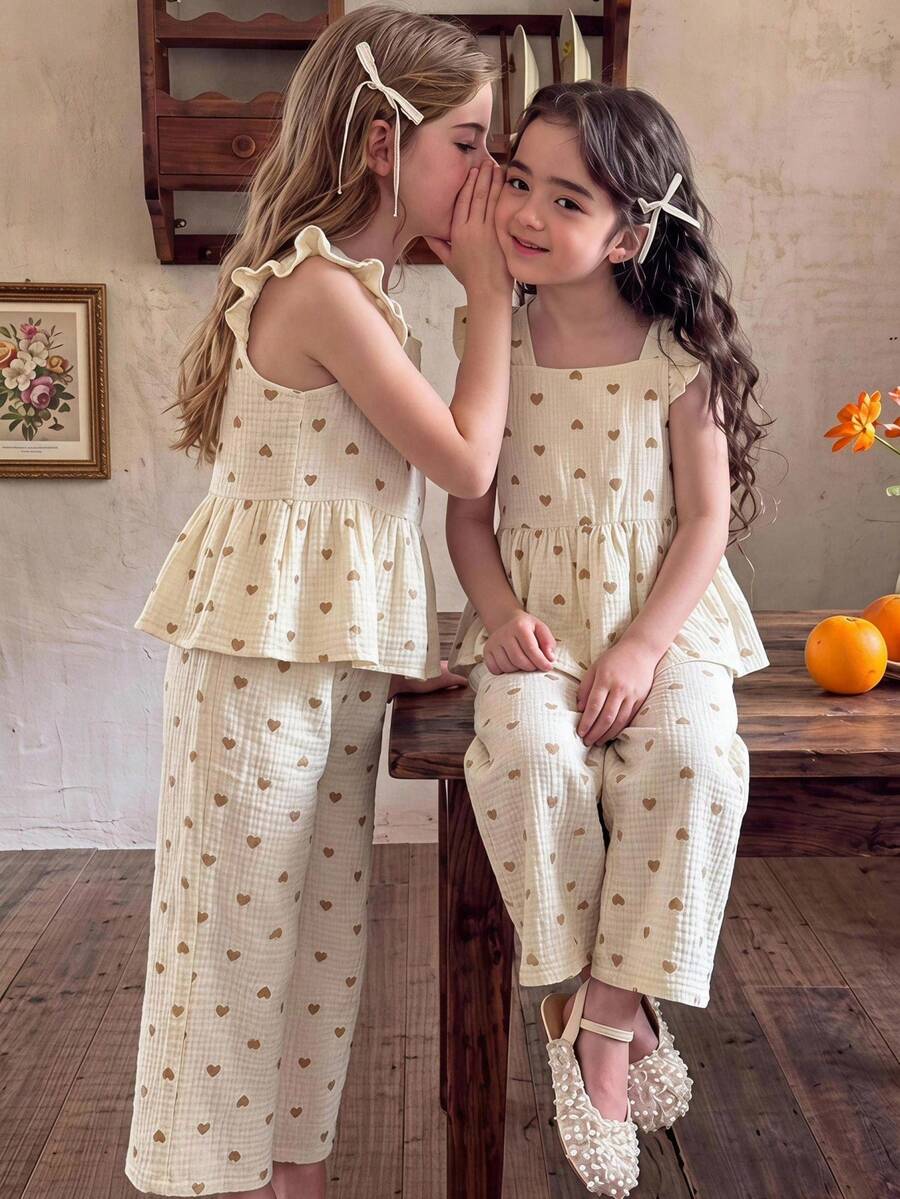 SHEIN Genkimix Kids 女童奶杏色愛心印花荷葉袖吊帶上衣 & 寬腿褲 2件套,休閒百搭,簡單易搭配,可搭配皮鞋、帆布鞋、涼鞋,適合日常穿著、學校活動、家庭聚會、短途旅行 - 彩色 - 查看 1
