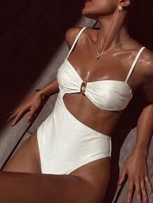 SHEIN Swim 吊带、腰部镂空、金属装饰设计女士优雅连体度假连衣裙 - 米色 - 查看 1