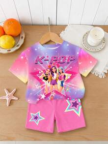 SHEIN Elladie kids 一套少女T恤短裤套装，整体采用梦幻紫色渐变色调，饰以闪亮星星元素，少女风十足。胸前印有醒目的“K-POP”字样，并配有3个可爱的卡通女团图案，周围环绕着星光和彩色星星图案，色彩鲜艳活泼。 - 彩色 - 查看 3
