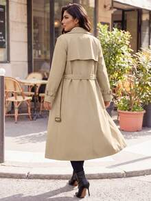 SHEIN Lady CURVE 大码女式卡其色双排扣翻领系带长款风衣，格子布内衬，带口袋，舒适保暖，2025新款，适合秋季、冬季、复古风、外出、秋季、风衣、冬季、秋季、办公室、秋季、优雅、秋季、万圣节服装、老钱风格、秋季、商务休闲、办公室、工作、职业女性、商务休闲、女性办公室着装、办公室服装，适合多种秋季场合 - 卡其色 - 查看 2