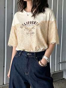 FRIFUL 女款蕾絲拼接字母印花T恤 夏季圖案休閒優雅風 早午餐穿搭 黑白豹紋 - 杏色 - 查看 5