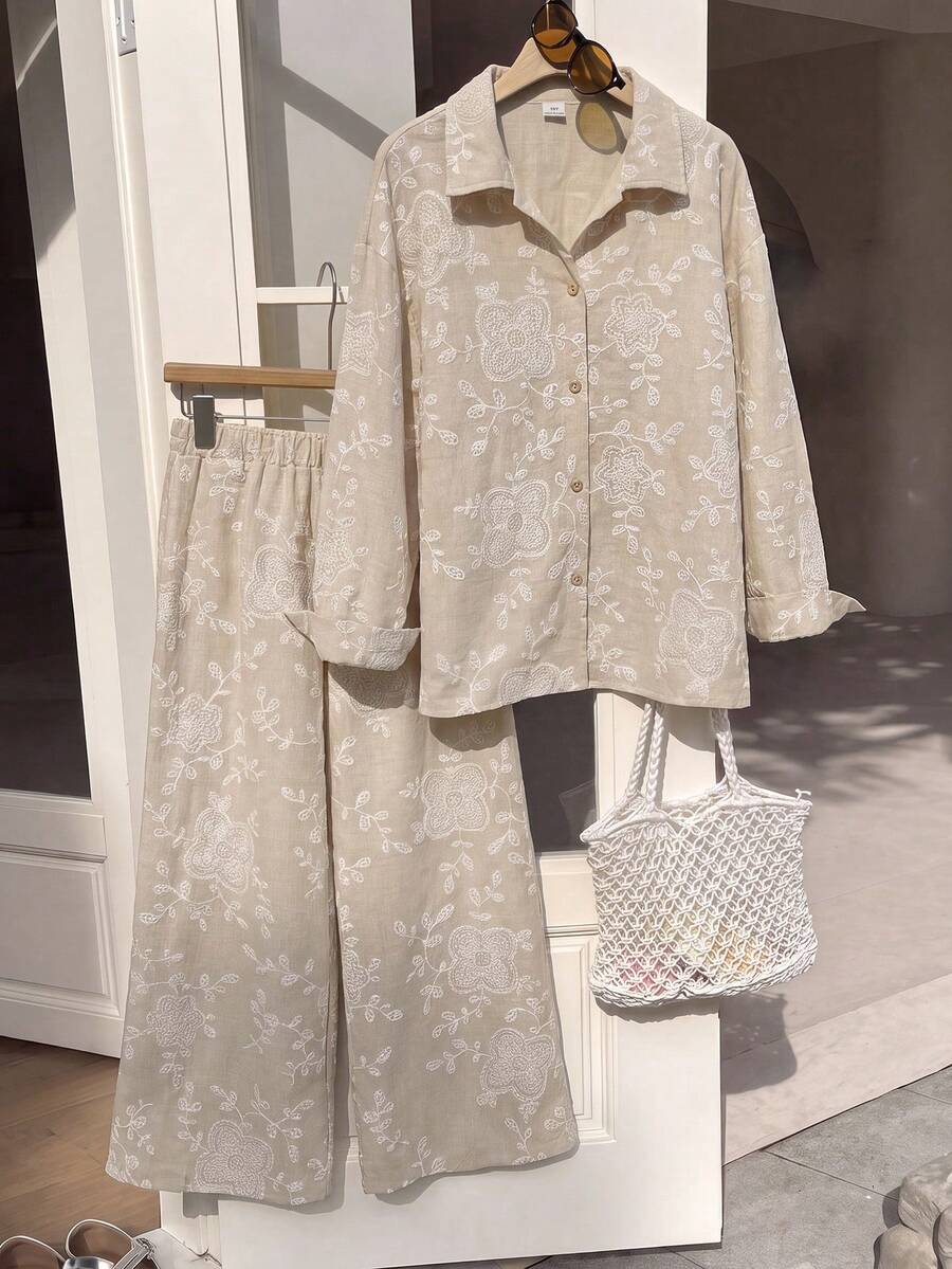 SHEIN 青少年女孩淺卡其色紋理仿刺繡兩件套,領口刺繡長袖襯衫搭配同布料鬆緊腰寬腿褲,親膚面料,休閒隨性風格女童服飾,春夏/秋冬日常街頭通勤穿搭,小眾設計極簡套裝 - 卡其色 - 查看 1
