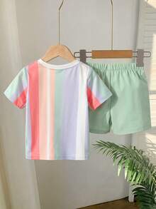 SHEIN Playful Pals 嬰兒針織T恤條紋印花+椰子樹數位印花+短褲2件套，運動休閒多色條紋+椰子樹定位印花T恤搭配糖果綠梭織短褲，必備運動休閒風 - 彩色 - 查看 2