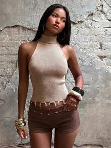 SHEIN BAE كنزة نسائية محبوكة مضلعة برقبة هالتر ونصف عالية بدون أكمام مع شرابات مزينة بالهدب وقصة قصيرة تكشف الخصر بقصة ضيقة - بني مخاوي - مشاهدة 6