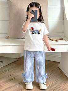SHEIN Playful Pals 女嬰時尚休閒圓領純白色可愛小狗圖案刺繡短袖上衣搭配藍色格紋可愛3D蝴蝶結長褲，柔軟百搭2件套，適合夏季出遊、旅行、上學及各種場合日常穿著 - 藍白色 - 查看 10